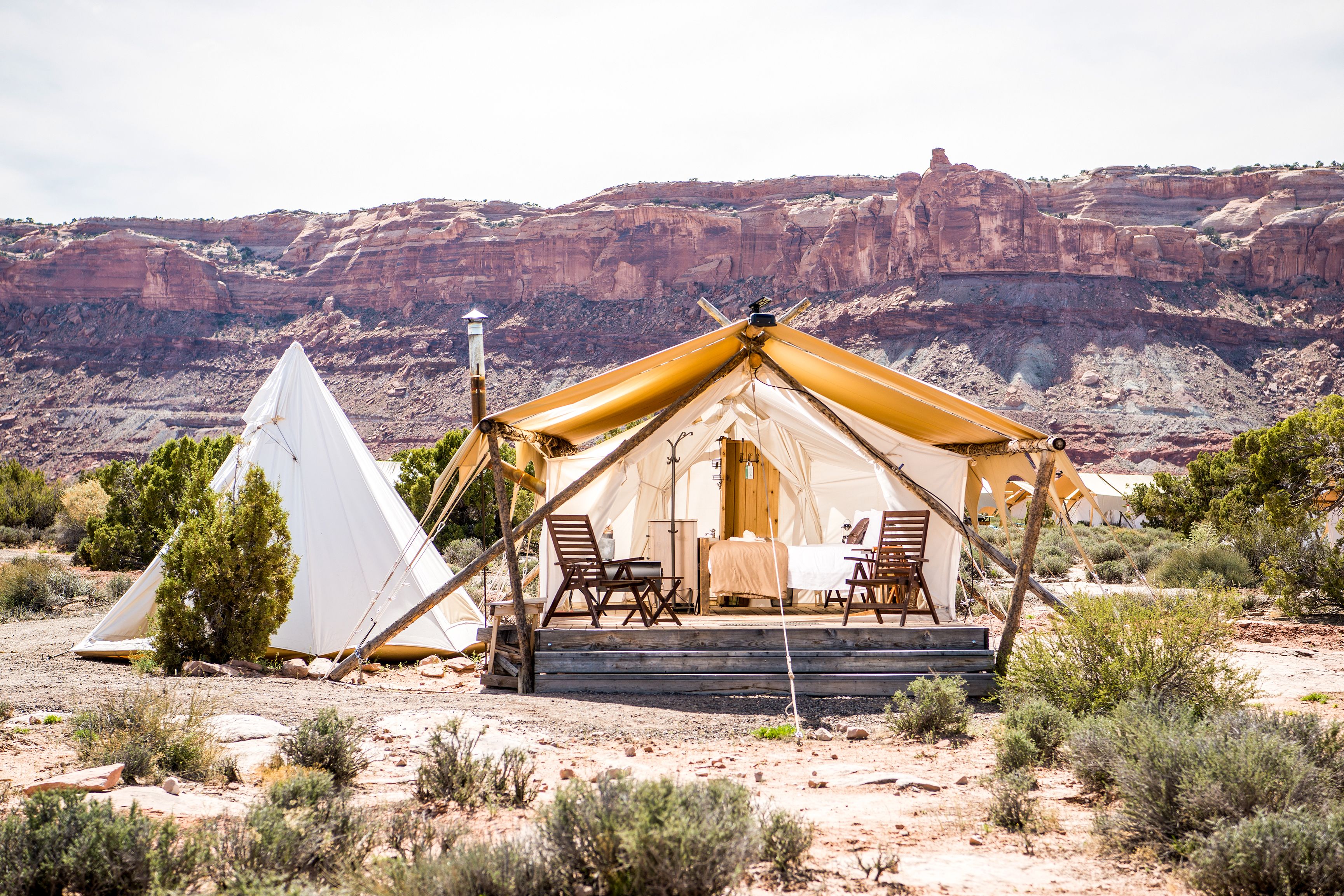 Die AuÃŸenansicht eines Deluxe Zeltes von Under Canvas in Moab